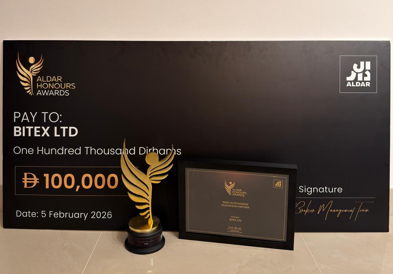 ALDAR HONOURS AWARDS のトロフィー、BITEX LTD 宛の表彰盾、および 100,000 AED の目録